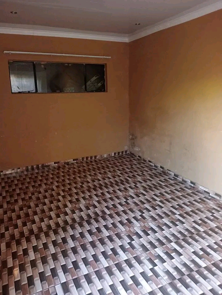 Available garage in zone 7 
r1900 per month   in Meadowlands