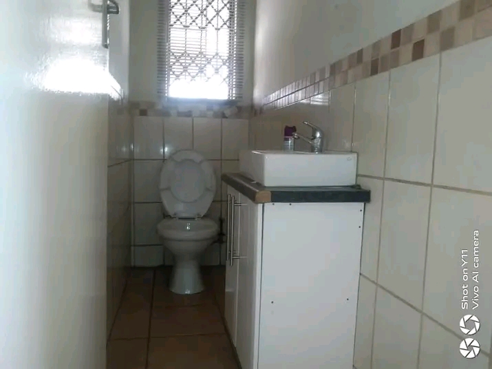 3 bedrooms|1 bath|guest toilet|lounge|kitchen  in Dawn Park