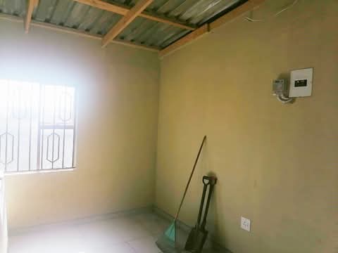 Spacious rooms in for rent
newly built, spac  in Tsietsi