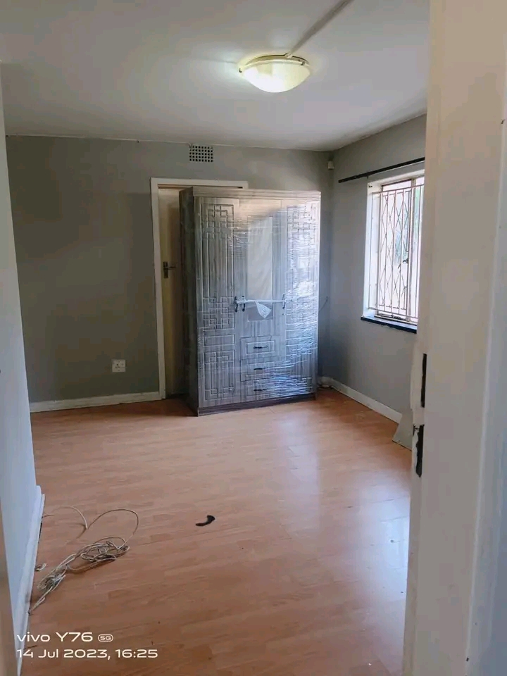 1 bedroom unit available.
water and electric  in Mondeor