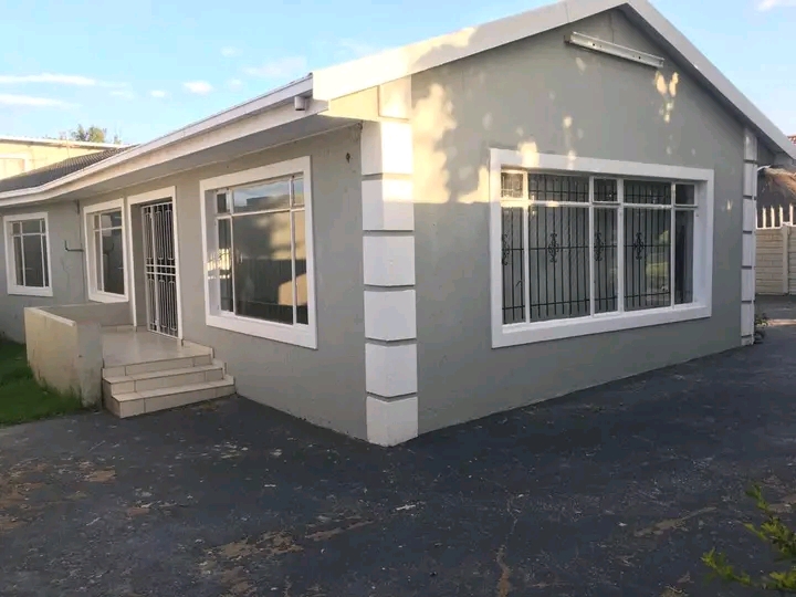 Beautiful modern 3 bed house for rent on a sh  in Elandspark