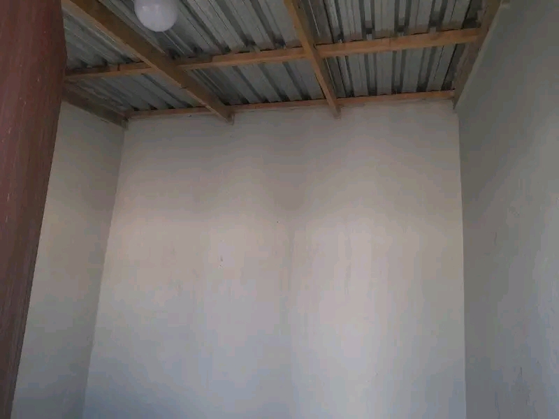 2 separetd  rooms  with tiles   rent  1 is r1  in Tembisa