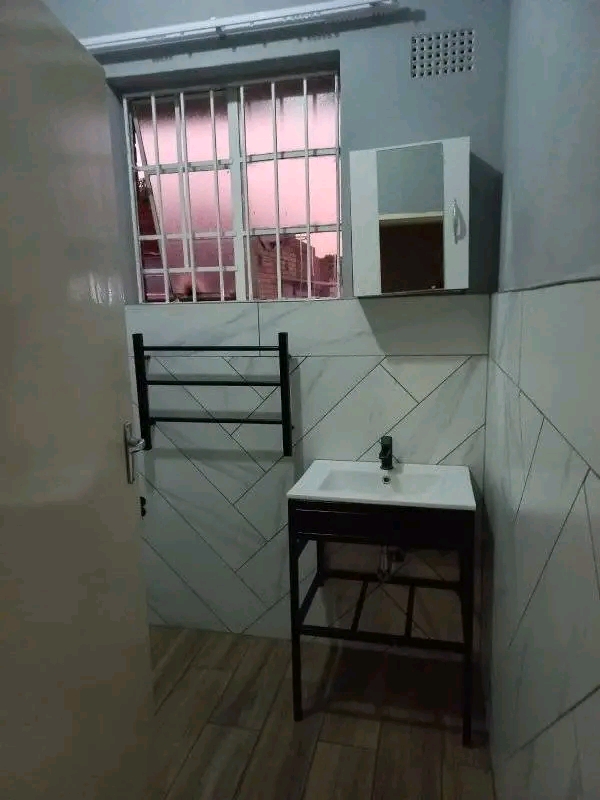 3 bedroom house with 2 bathroom house to let   in Kensington