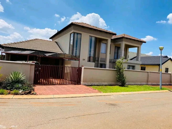 🏡 beautiful double storey house to rent av  in Dawn Park