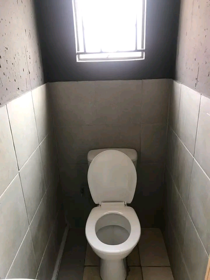 Room available today with own shower and mini  in Lufhereng