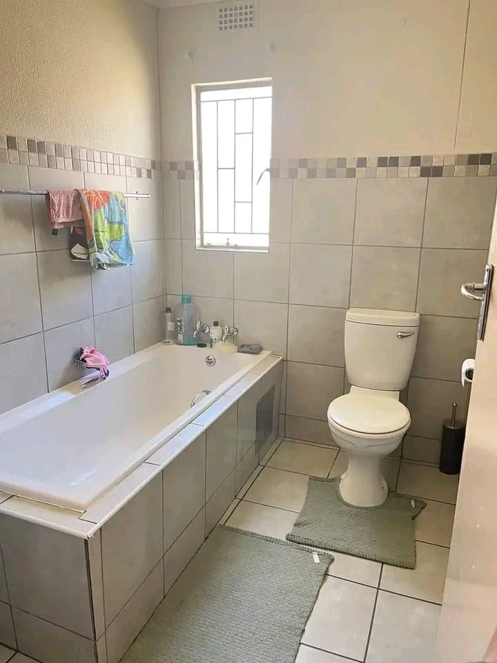 Anyone who would like to share this 2 bedroom  in Midrand