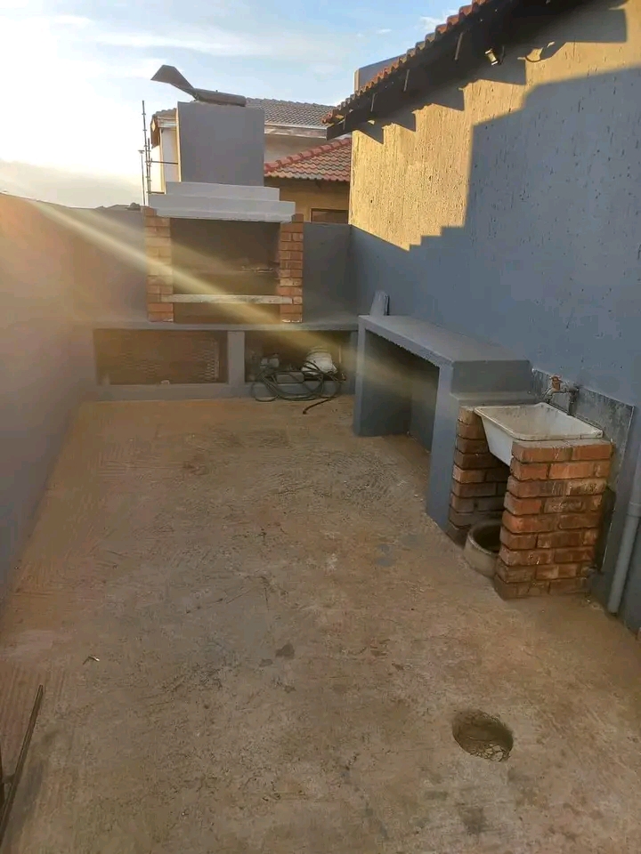 1 beautiful neat bachelor available 
 availa  in Vosloorus