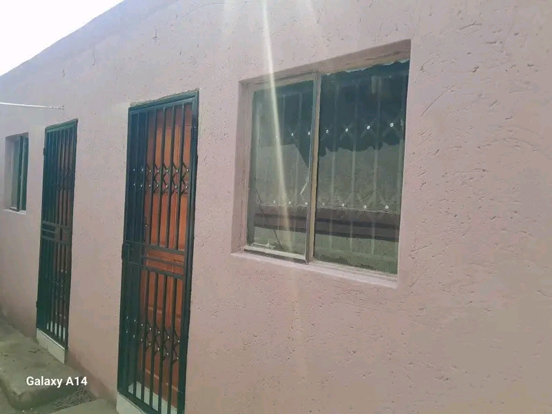 Room to rent available at ext 21 marikana, el  in Nellmaphius