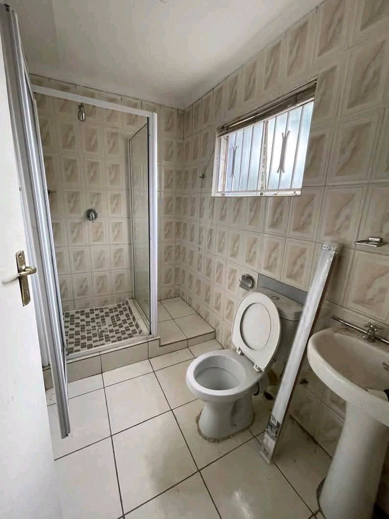 Bachelor s available for rental in south of j  in Meredale