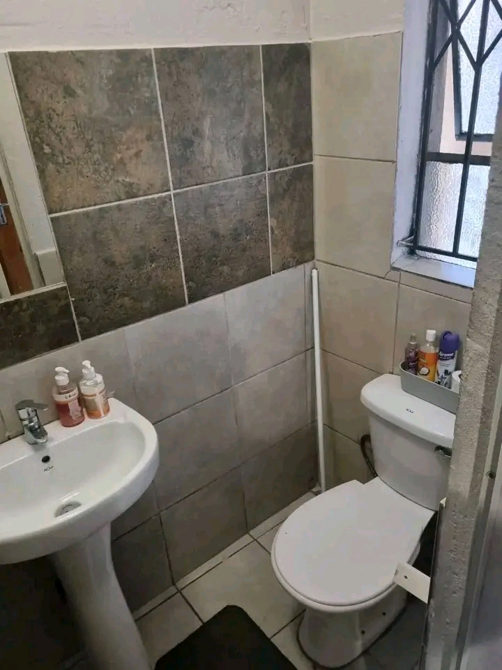 A big bachelor available to rent near tollgat  in Ebony Park