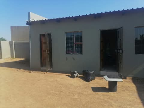Spacious rooms in for rent
newly built, spac  in Tsietsi