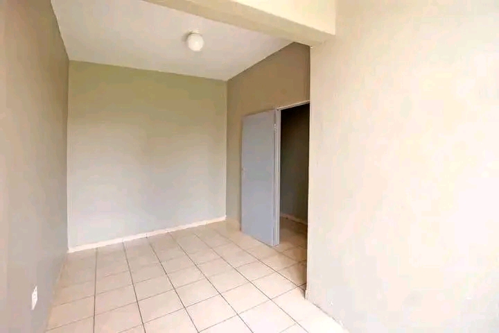 Big bedroom to rent r2600 catherine and o rei  in Berea