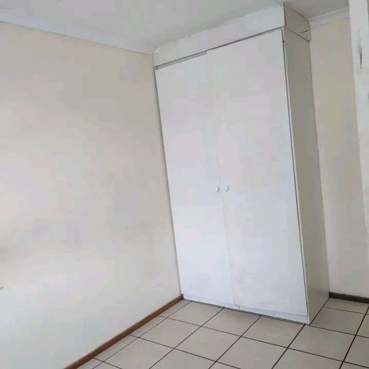 Hi there, i m looking for a flat mate(female)  in Kempton Park