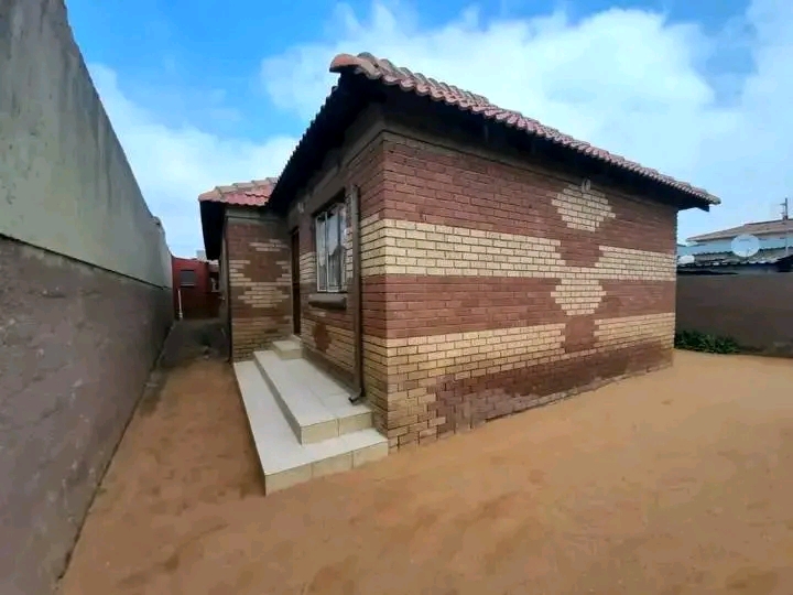 3 bedroom stand alone house to rent in ext 2  in Ebony Park