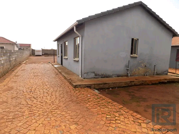 3 bedroom standalone house available immediat  in Protea Glen