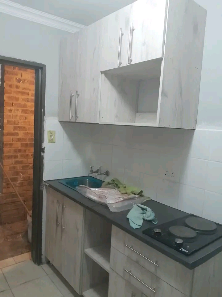 Bachelor available r3300 deposit r2000 payabl  in Olievenhoutbosch