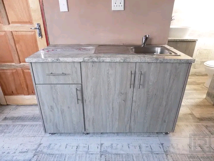 Ensuite room available to rent
rent: r2000 p  in Protea Glen