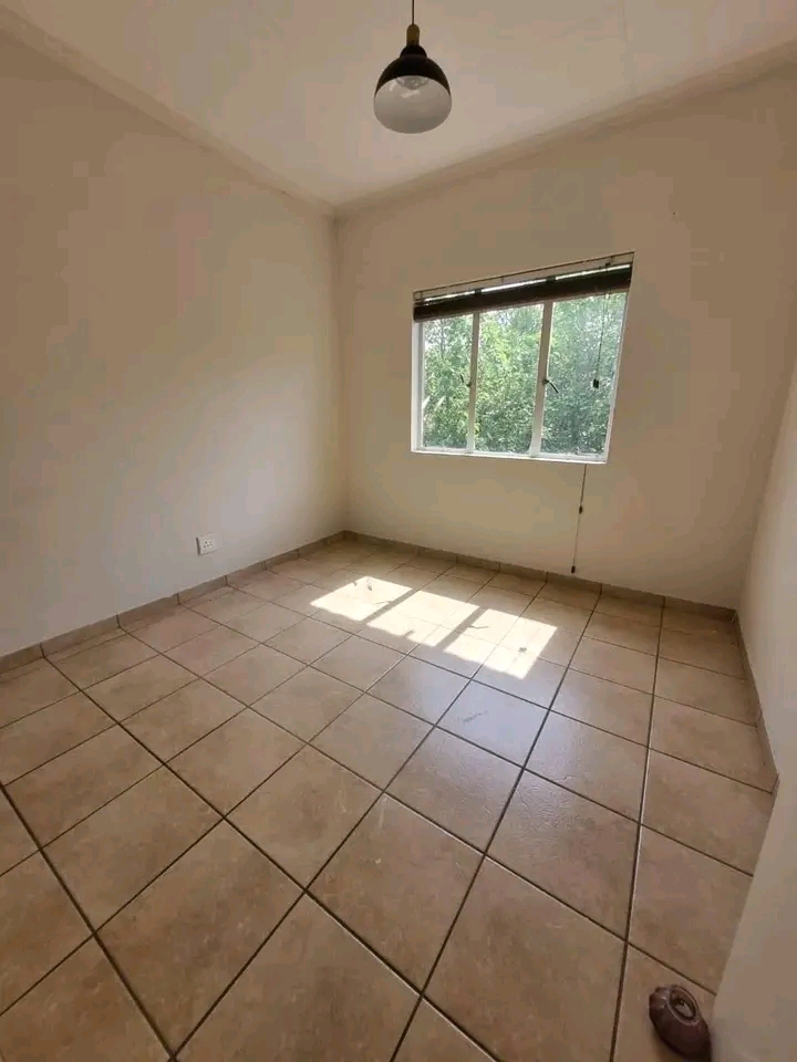 1 separate bedroom cottage with open plan kit  in Kempton Park