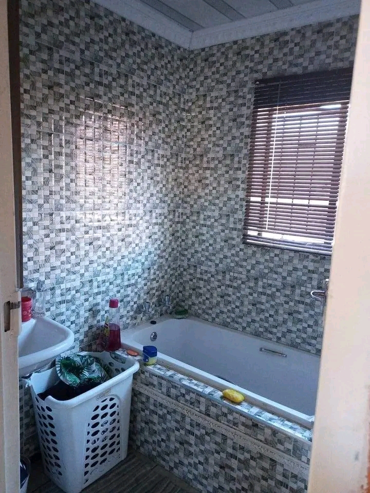 2 bedroom house for rent r4500 per month, own  in Protea Glen