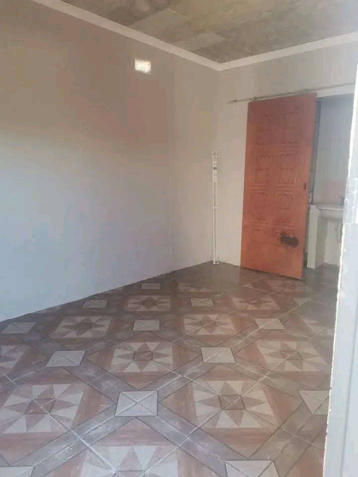 Room to rent ext 10 
rent 2500
deposit half  in Cosmo City