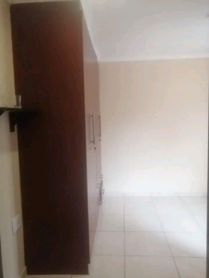 Ensuite room with build in wardrobe, wifi ava  in Braamfischer