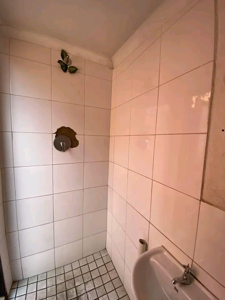 Big room to rent in phase 1. available immedi  in Alexandra