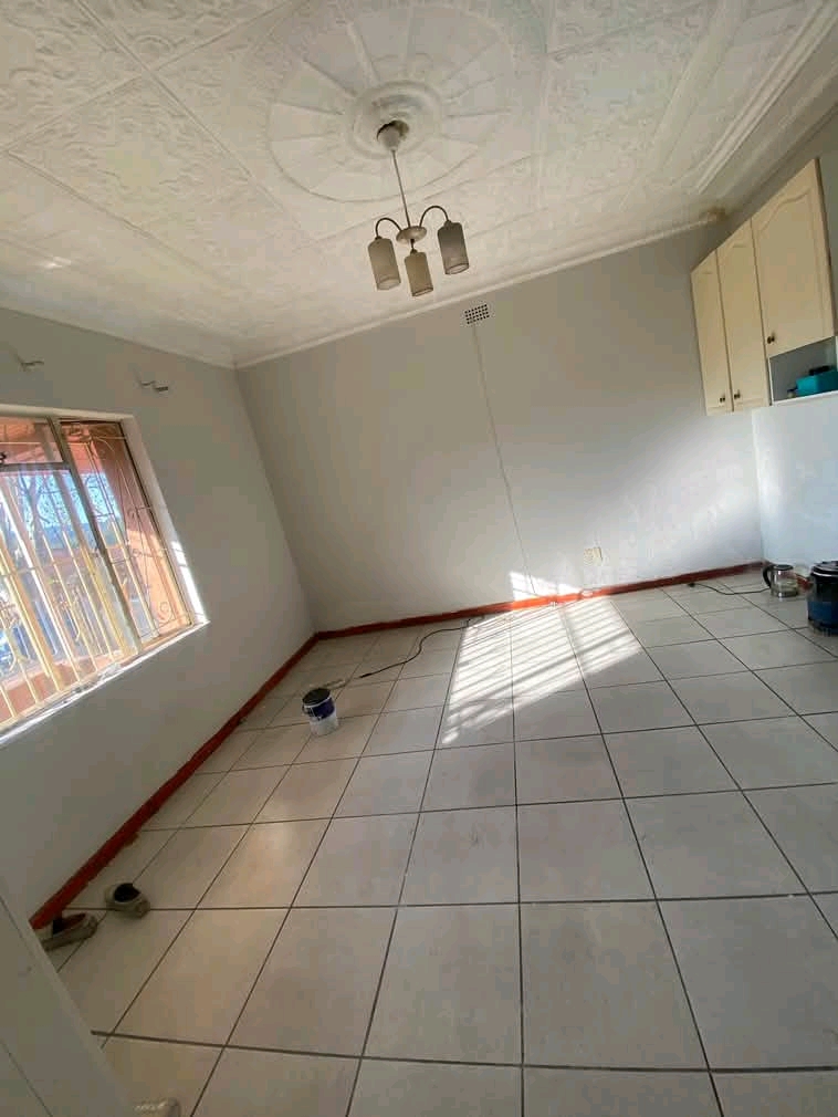 Big bachlor to let ..

bachelor /  room wit  in Bezetenhoud valley