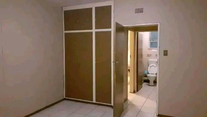 Big bedroom available at maxwell hall small a  in Johannesburg