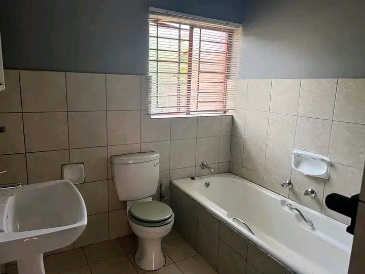 Spacious bachelor unit to rent with kitchenet  in Norkem Park