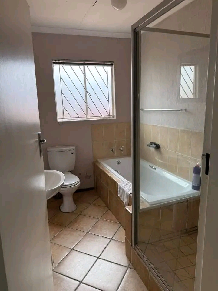 A well maintained stand alone offering 3 fitt  in Kempton Park