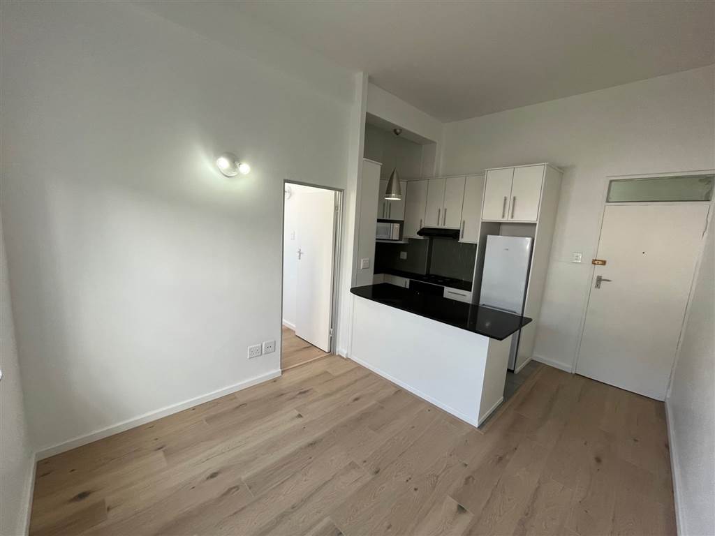  this 1 open plan  bedroom and kitchen is loc  in Cape Town