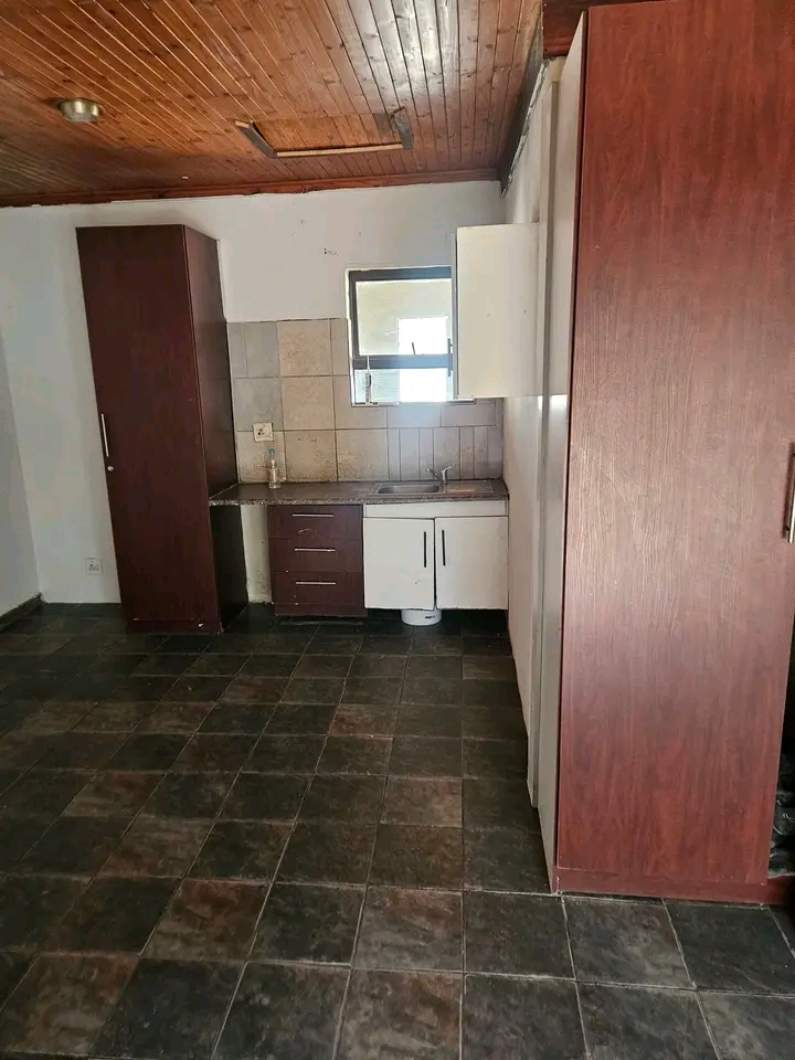 Spacious garden cottage available immediately  in Lombardy East