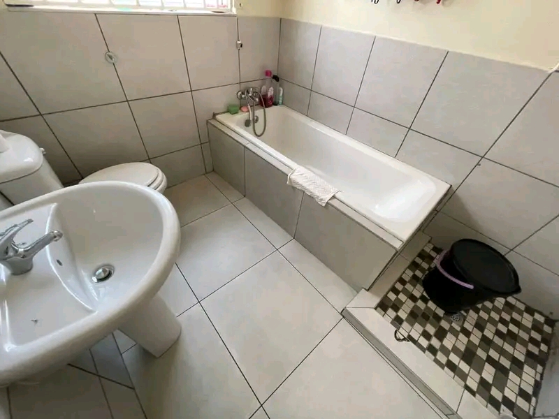 A 4 bedrooms house consists of lounge,kitchen  in Kempton Park