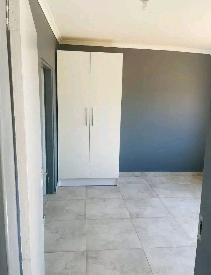 House 1 bedroom for rent 
venter street
r45  in Kempton Park