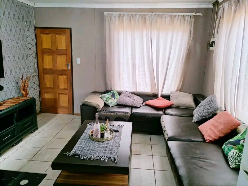 2 bedroom house for rental extension 28(faxeb  in Protea Glen
