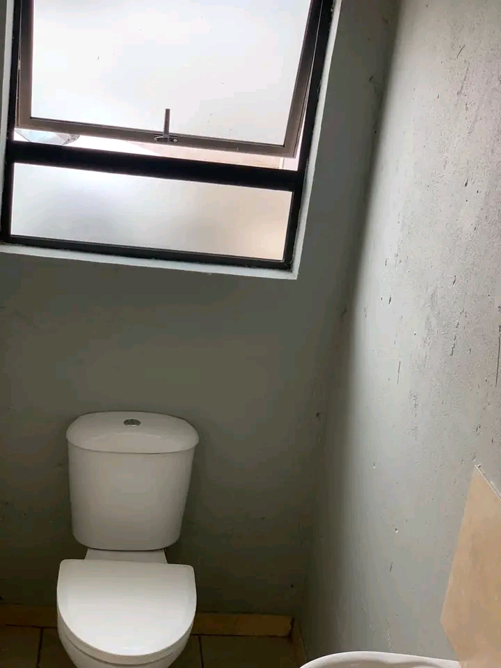 Bachelor units available in ext 31 from 1 aug  in Roodekop