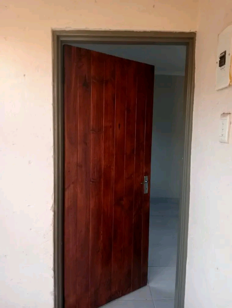 Room to rent ext 25
r1200 + deposit 
contac  in Vosloorus