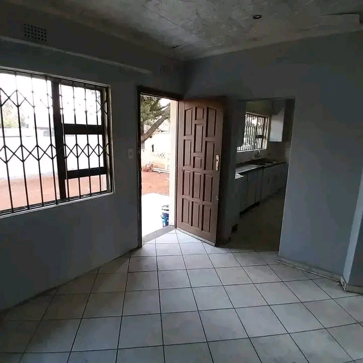 Available immediately 
rental price :r6000 p  in Leondale