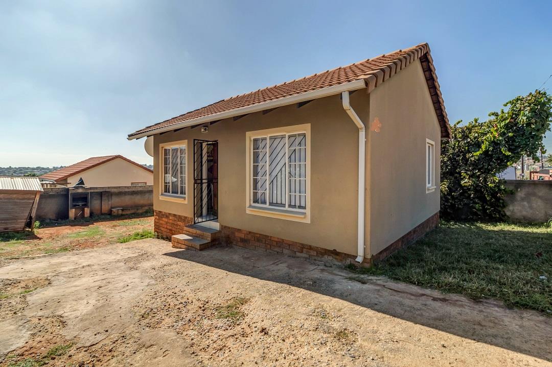 This house offers 2 bedrooms 1 bathroom loung  in Cosmo City