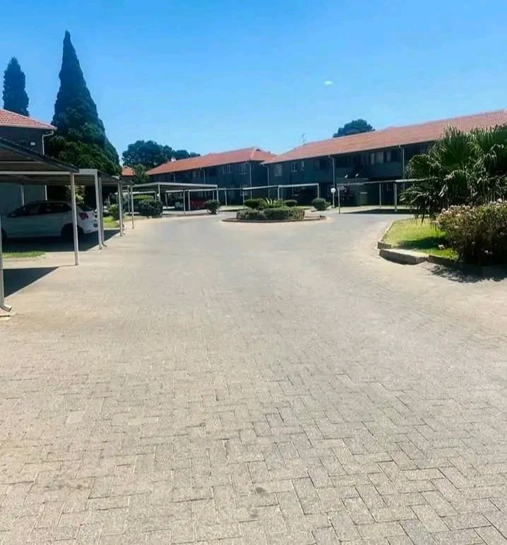 •fitted kitchen with a 4 plate stove 
•f  in Glen Marais Kempton