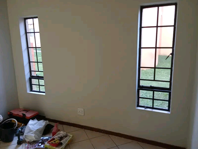 Newly renovated 2 bedroom in crescendo r7500   in Midrand