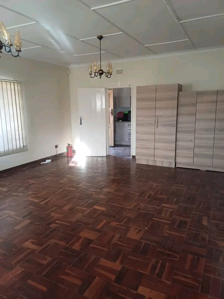 Extra spacious inside room to rent: 1st septe  in Southdale