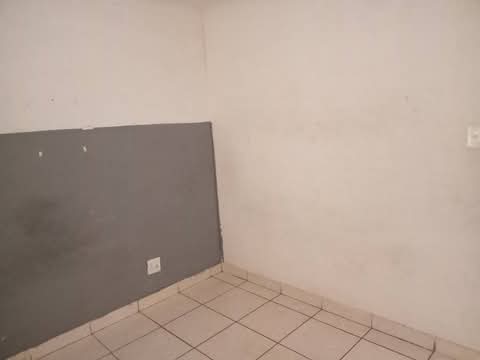 2 bedroom house
rent r3000
depositr3000 (ne  in Beverly Hills