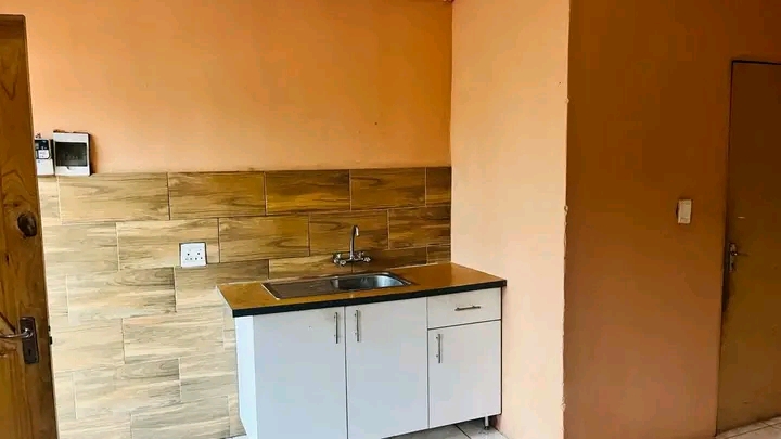 Cottage available for r2200 in ext2,no parkin  in Cosmo City
