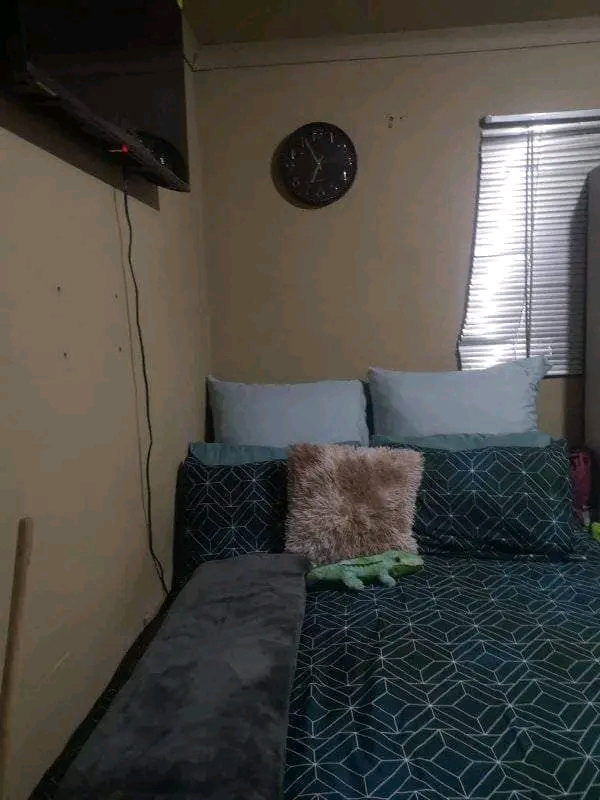 Room to rent at north next to shoprite availa  in Zola