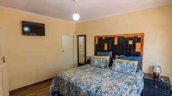 House for rental 
rental r8700 plus deposit   in Dawn Park
