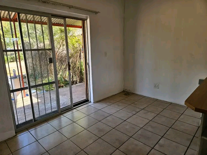 1 bedroom cottage with open plan kitchenette   in Kempton Park