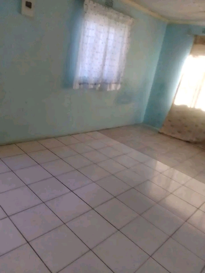 Garage room available in est rent 1700 next t  in Orlando East
