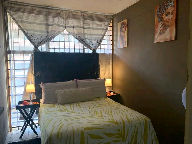 Half room available as from the 1st of march   in Sunnyside