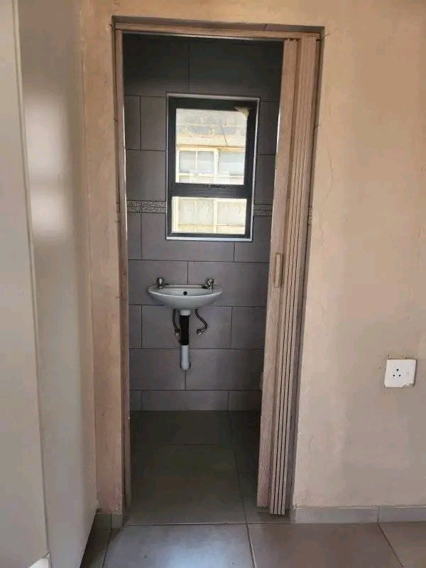 Teanong(near swazi inn) bachelor room availab  in Tembisa